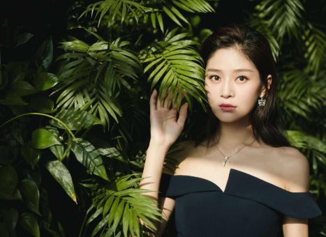 因为长得帅,被妻子追5年,婚后妻子爆红,生双胞胎儿子