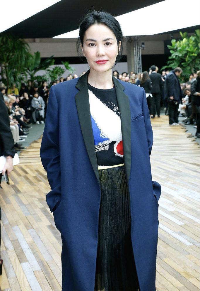 王菲现身时尚活动,新造型依旧个性,传新恋情后心情大好?