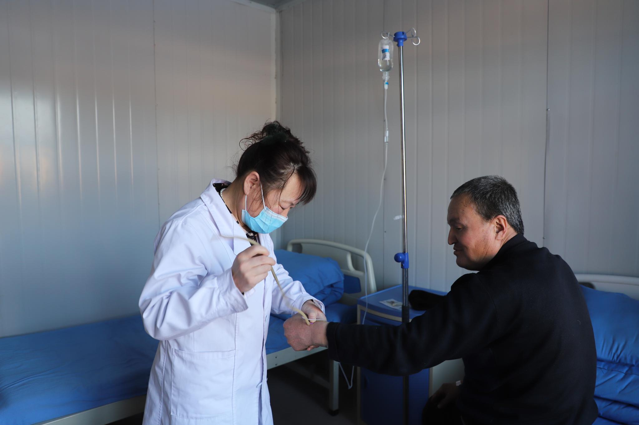 卫校毕业后,在距离北红村100余公里外的兴安镇中心卫生院成为一名医生
