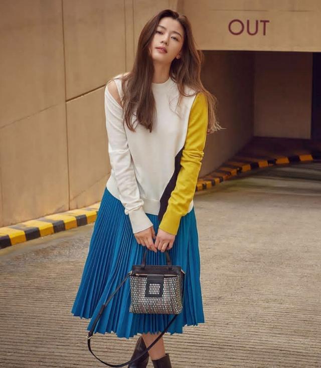 全智贤不愧是国民初恋穿奶奶衫搭小皮裙似少女双手叉腰太霸气