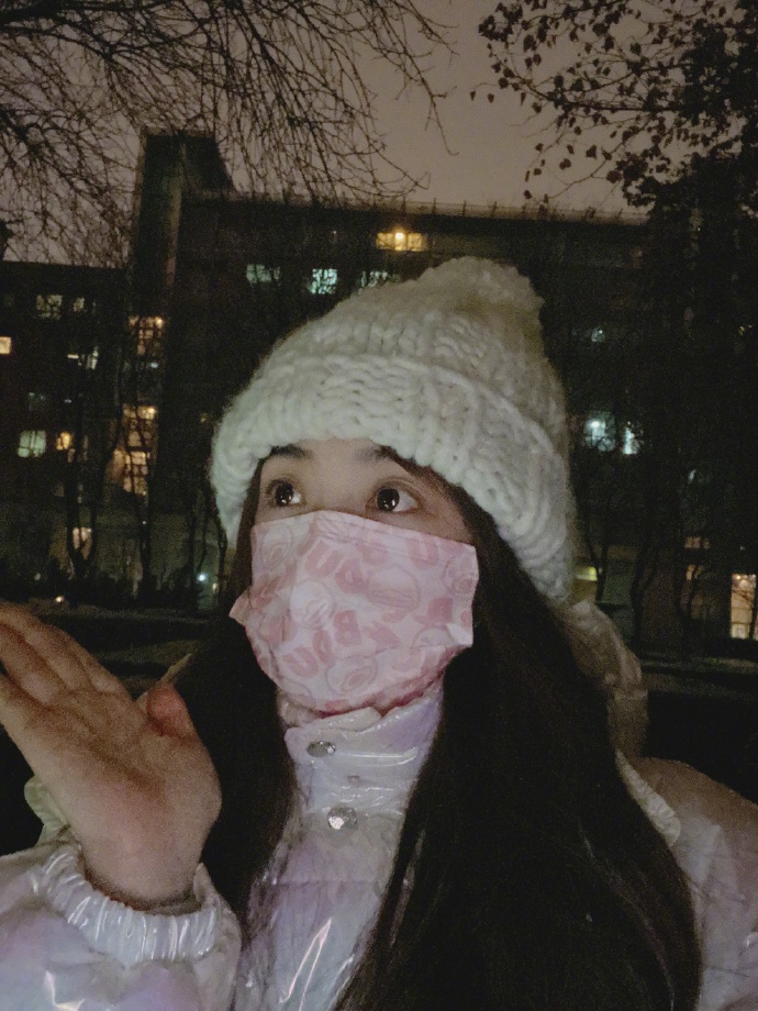 张含韵分享冬天打开方式 下雪天全副武装在室外吃雪糕