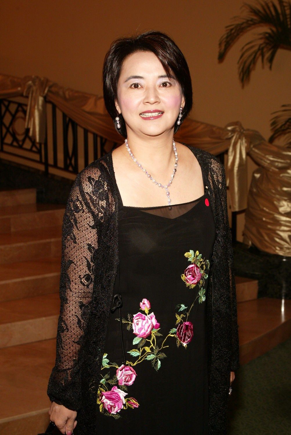 胡慧中也是普通老人61岁脸爬满皱纹还肿但给人真实的美感