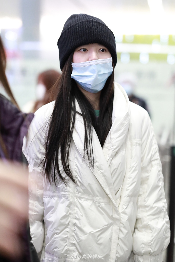脸太小?赵露思现身机场"大口罩"引热议