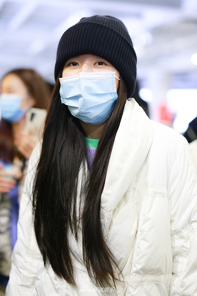 脸太小?赵露思现身机场"大口罩"引热议