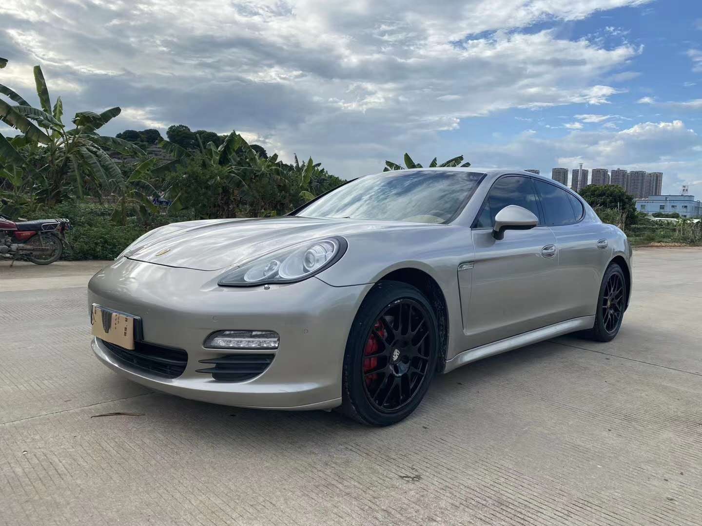 2013年保时捷帕纳梅拉售价19.5万,拥有着修长而动感的车身比例