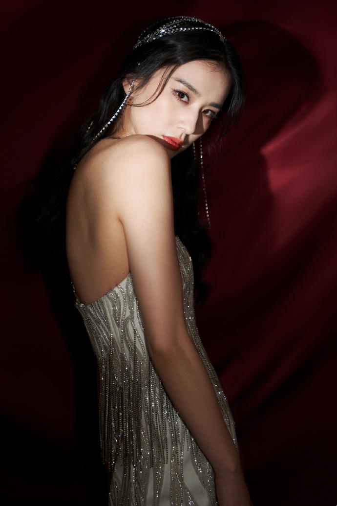 黄圣依银白亮穗短裙紧贴身材,长腿美背性感迷人,热辣