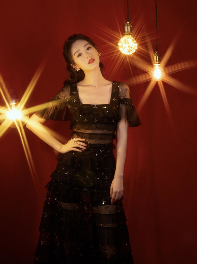 袁冰妍跨年造型灯泡亮眼,黑色亮片裙分段透视,轻熟风好俏丽