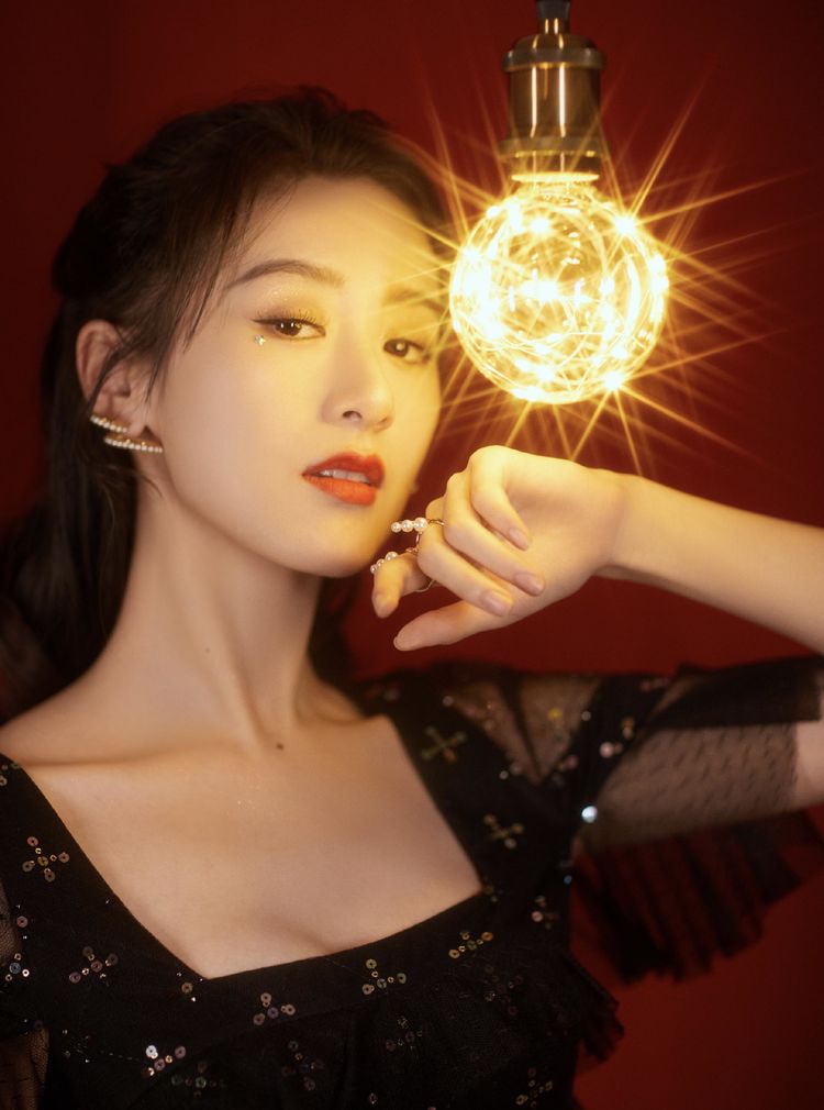 袁冰妍跨年造型灯泡亮眼,黑色亮片裙分段透视,轻熟风好俏丽