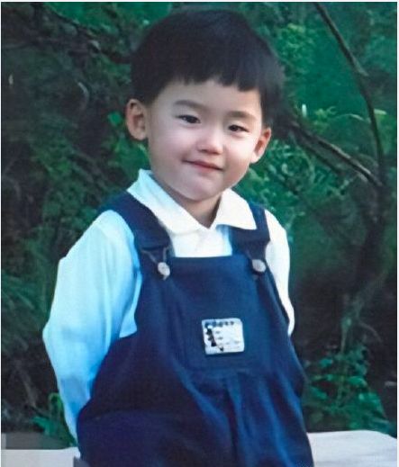 当当当当,金秀贤小时候是这么呆萌,可爱,长大以后,五官越来越精致