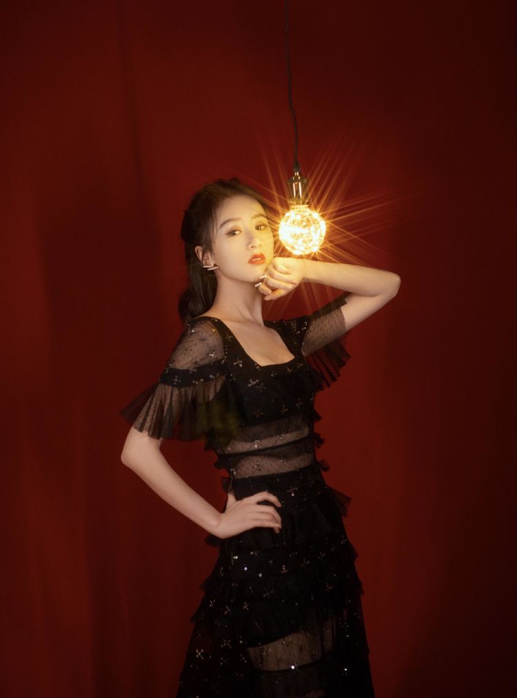 袁冰妍跨年造型灯泡亮眼,黑色亮片裙分段透视,轻熟风好俏丽