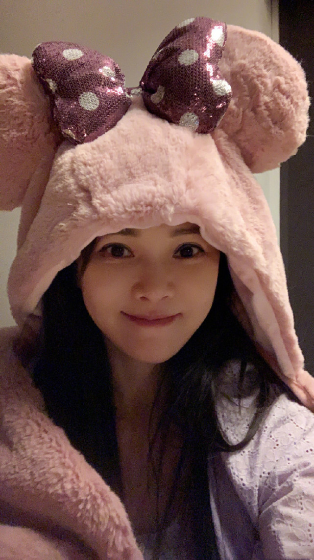 52岁伊能静晒近照无滤镜下侧颜精致养眼几丝白发意外抢镜