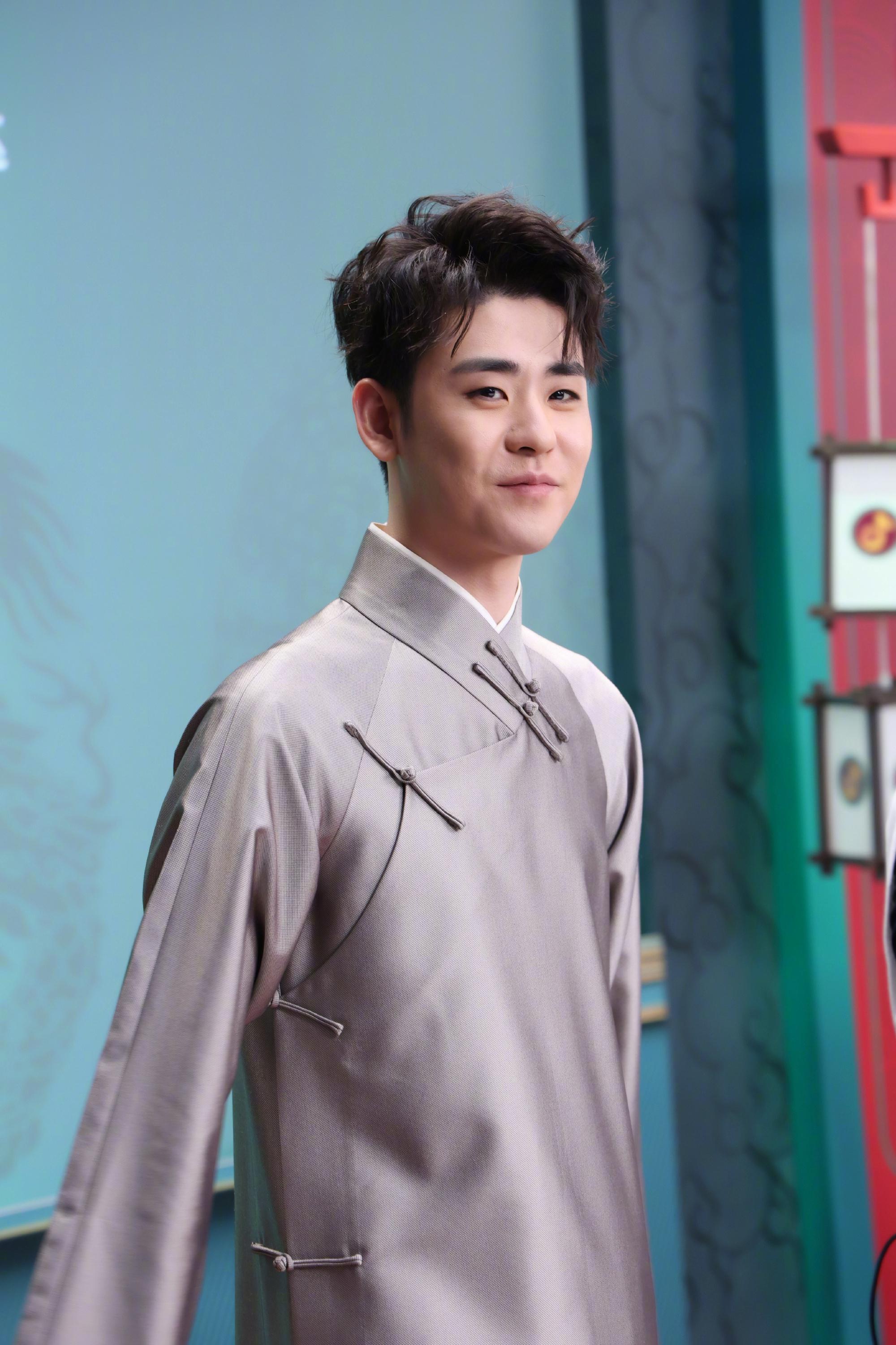 张云雷营业九宫格 一身长褂很是儒雅,下次十八宫格也是可以的