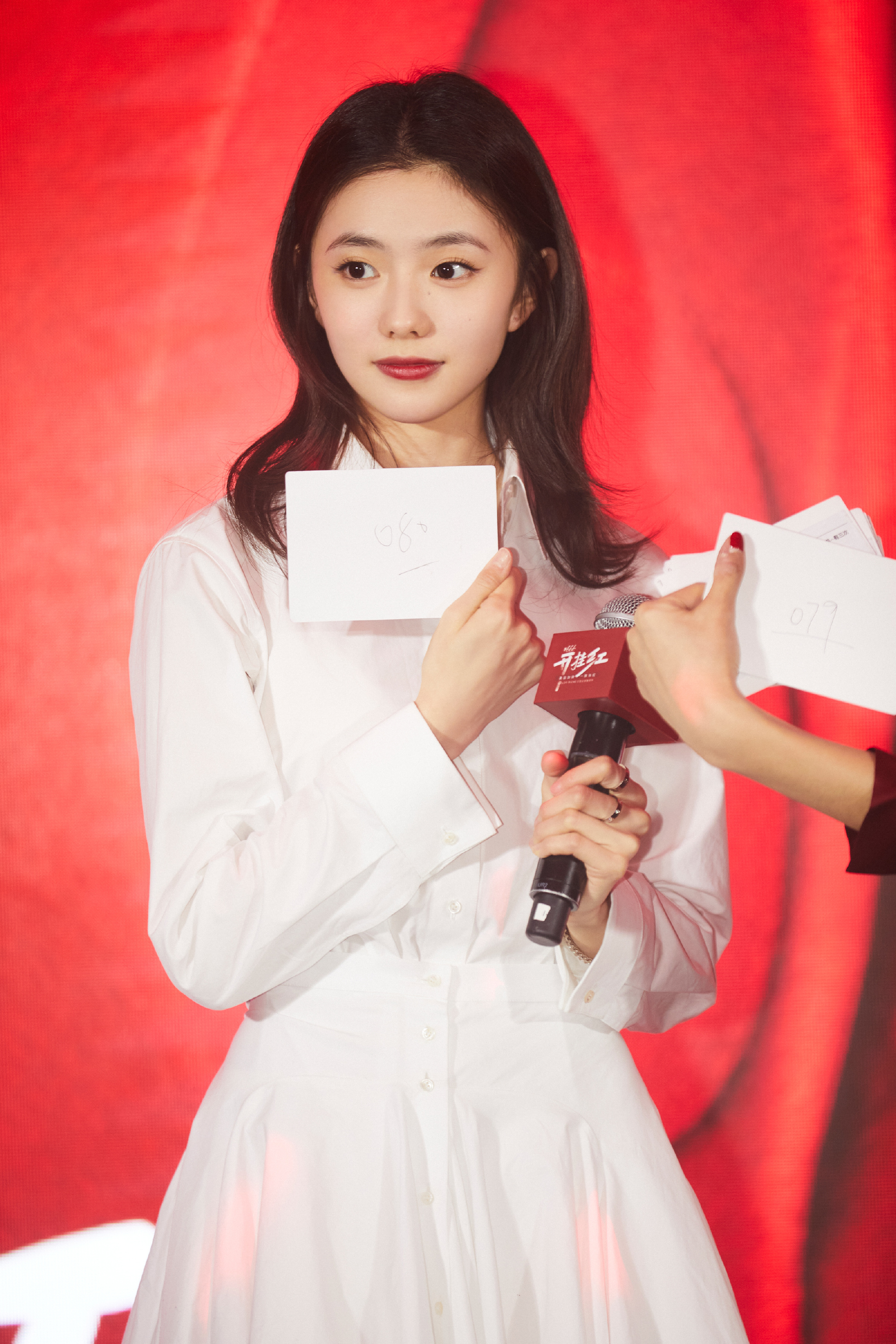 不愧是谋女郎刘浩存首个代言就是欧莱雅穿白裙亮相太像章子怡