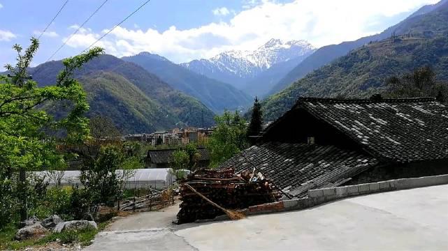 海螺沟万年冰川,贡嘎雪山下的村寨,美得让人窒息!