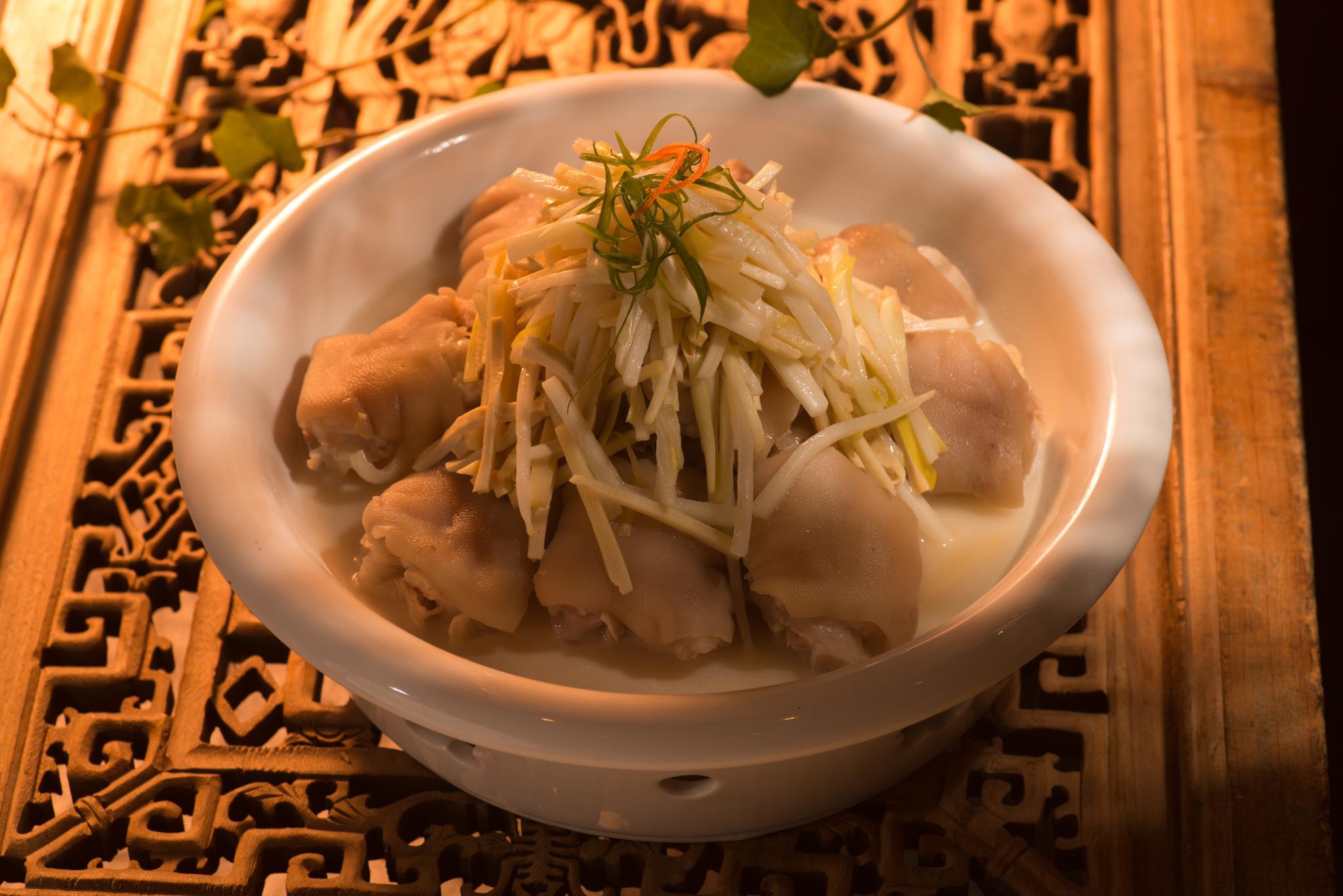 嘉宾们不仅品尝到了萧山大三鲜,鲞扣鸡,红烧蹄髈,蒸二冬等传统萧山 