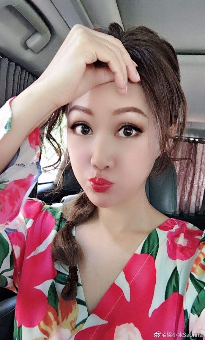 昔日港姐梁小冰,在酒吧唱歌捞金,51岁还穿亮片短裙卖力演出
