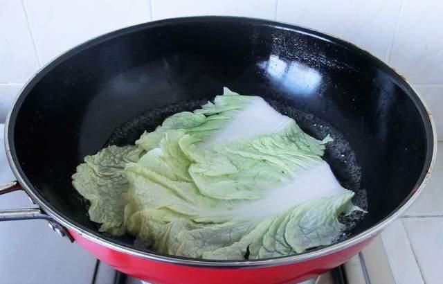 形状8,码放整齐,上蒸锅蒸制10分钟9,将蒸出的汤汁倒入炒锅中,芶入薄芡