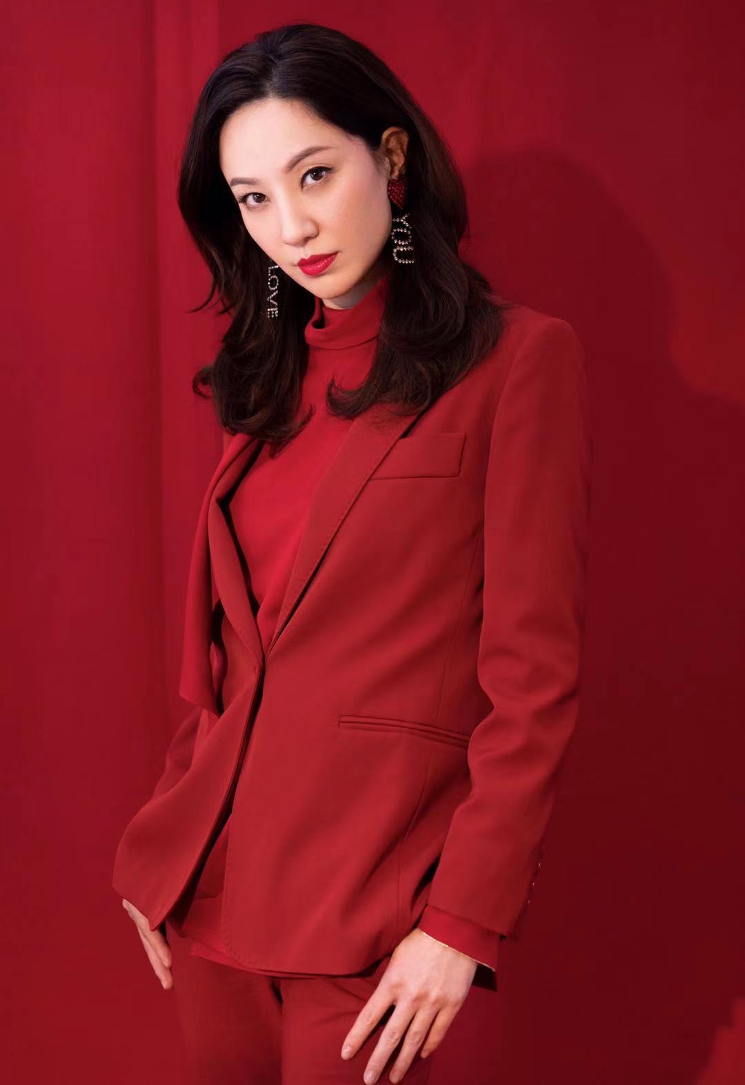 新年最亮眼的一抹红就学郑希怡穿喽,镜头感超强|郑希怡|镜头感|红色系