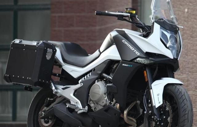 649cc直列双缸水冷,电喷 6个挡,4.4万值吗