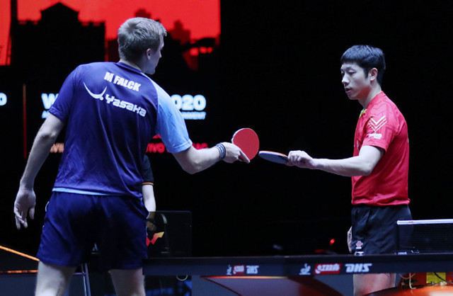 许昕虽然搭档马龙获得男双冠军,但单打赛场输给皮切福德,从世界第一掉