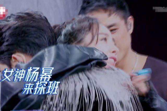 还在说"谁红跟谁玩"?杨幂探班于朦胧,她下意识的举动实力圈粉