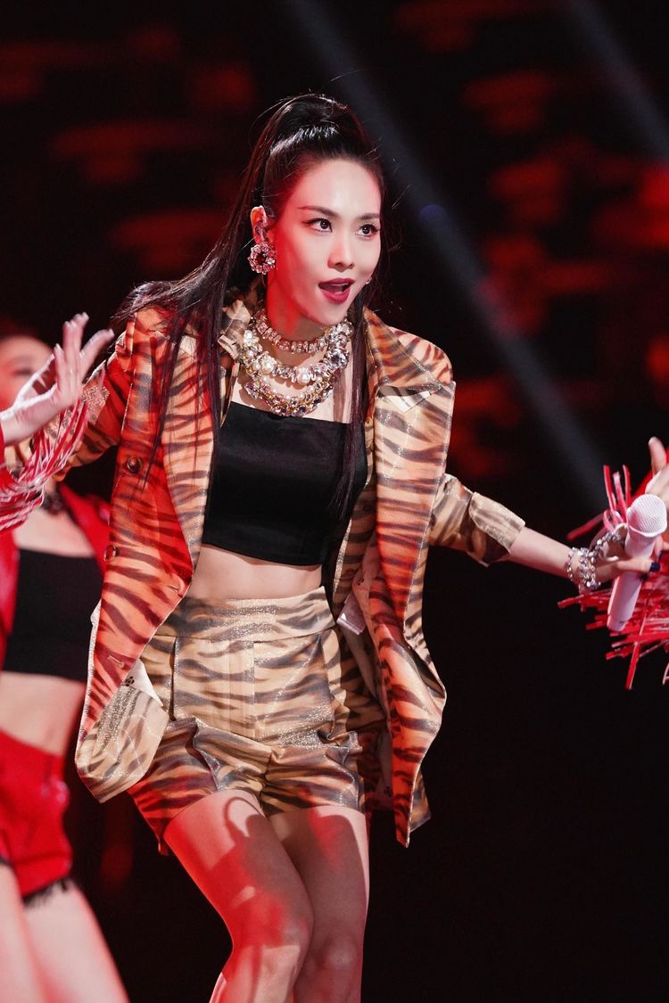 王霏霏跨年热舞,和许魏洲跳舞差点亲上,虎纹外套高马尾狂野个性