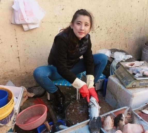 "山寨版王祖贤":只有17岁,街头卖鱼走红,赚钱补贴家用