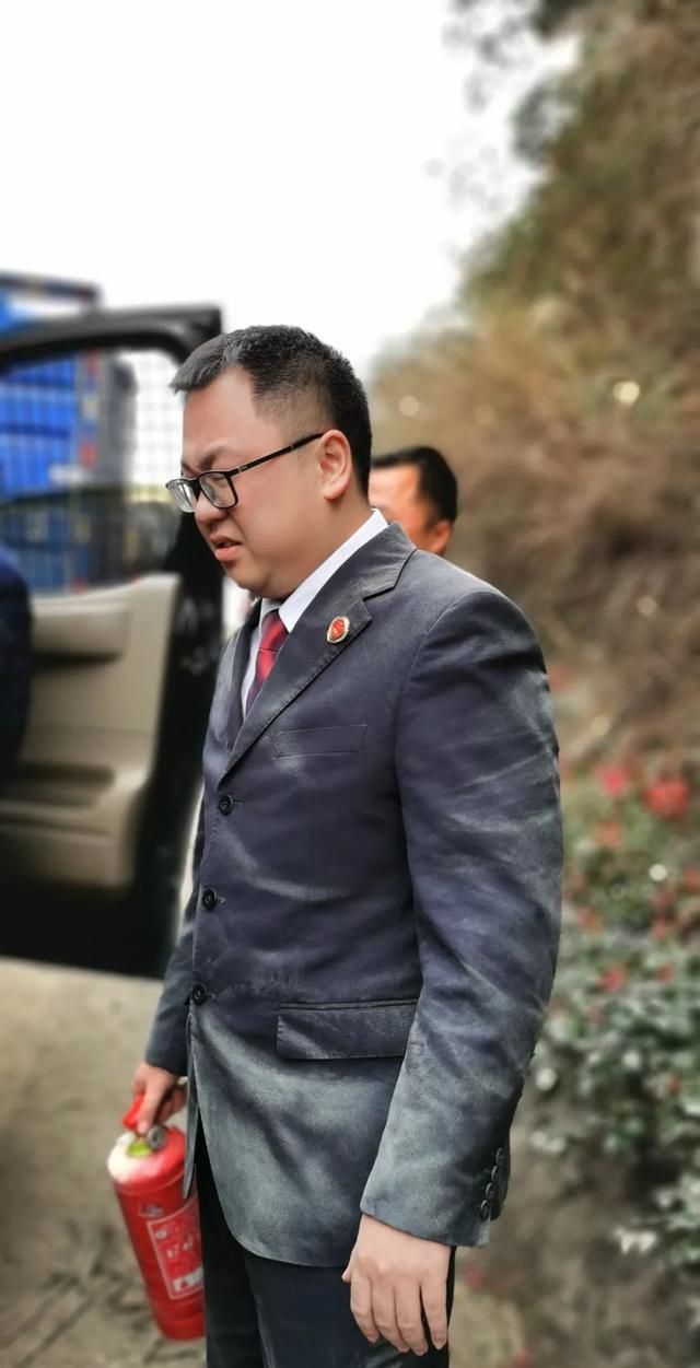 梁家乾,胡国辉两人用灭火器把明火灭掉后,大家紧绷的神经还来不及放松