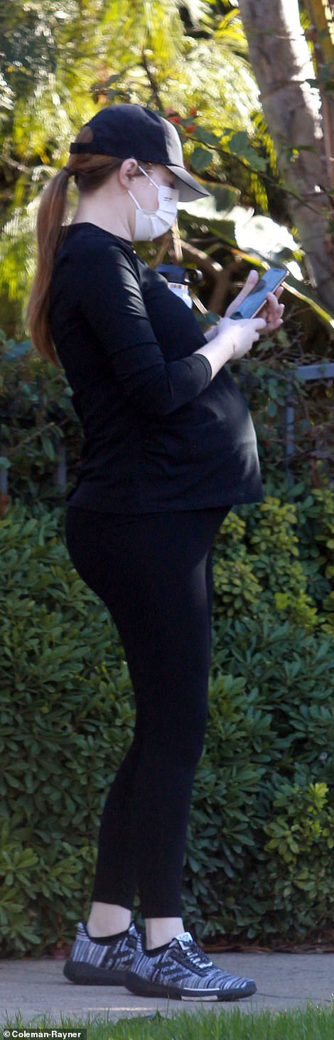 33岁"石头姐"艾玛·斯通挺大肚子出门,确认怀孕快6个月__财经头条