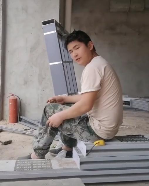 快乐星球主演金刚退圈后现状凄惨网友晒视频曝其在工地打工