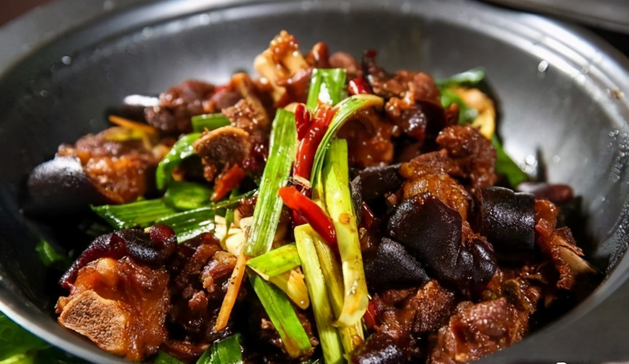 干锅当归羊肉2,鲜虾仁去净虾线,用盐,生粉略腌,过油,捞出沥油待用.