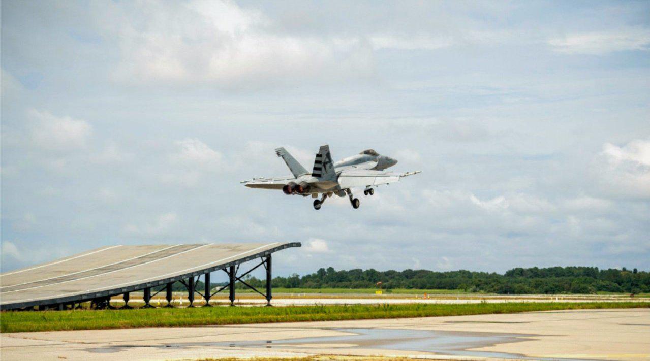 美军超级大黄蜂战机进行滑跃起飞试验,能博得印度欢心吗?