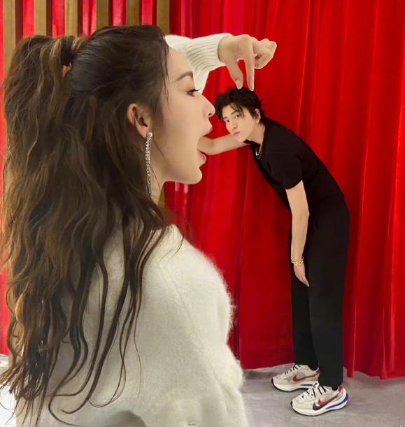 明星搞笑错位图,千玺被摸下巴,何炅长尾巴,林更新差点儿闹绯闻