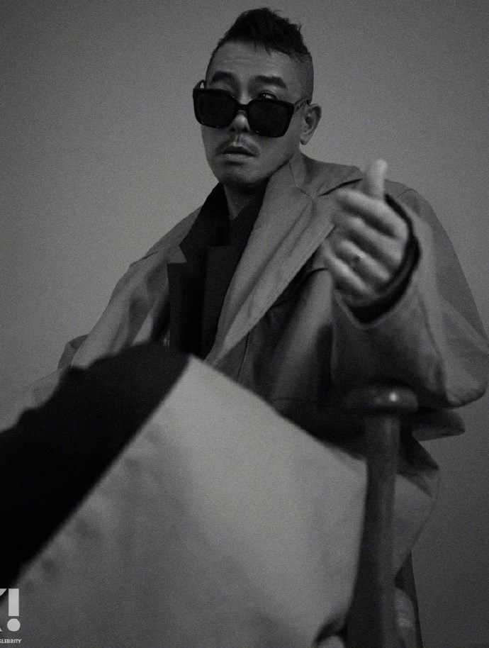 陈小春应采儿夫妻同上杂志封面黑色装扮很带感狗粮撒得够自然