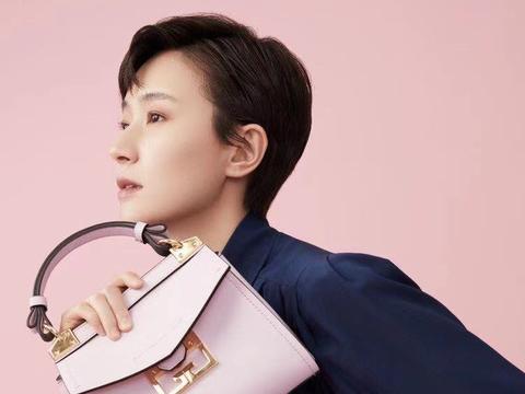 纪梵希家的手袋搭配焦俊艳这一身连衣裙,超有质感