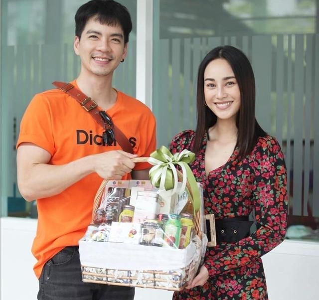 泰星new与女友now一起做功德,pong仍然单身