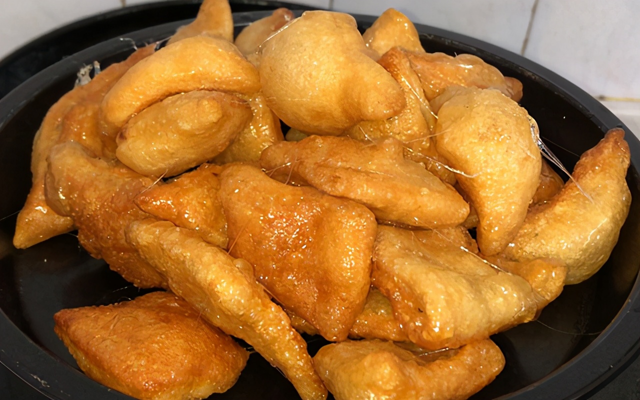 鸡蛋不要水煮了,教你做拔丝鸡蛋,个个鼓大泡,酥脆鲜香很好吃