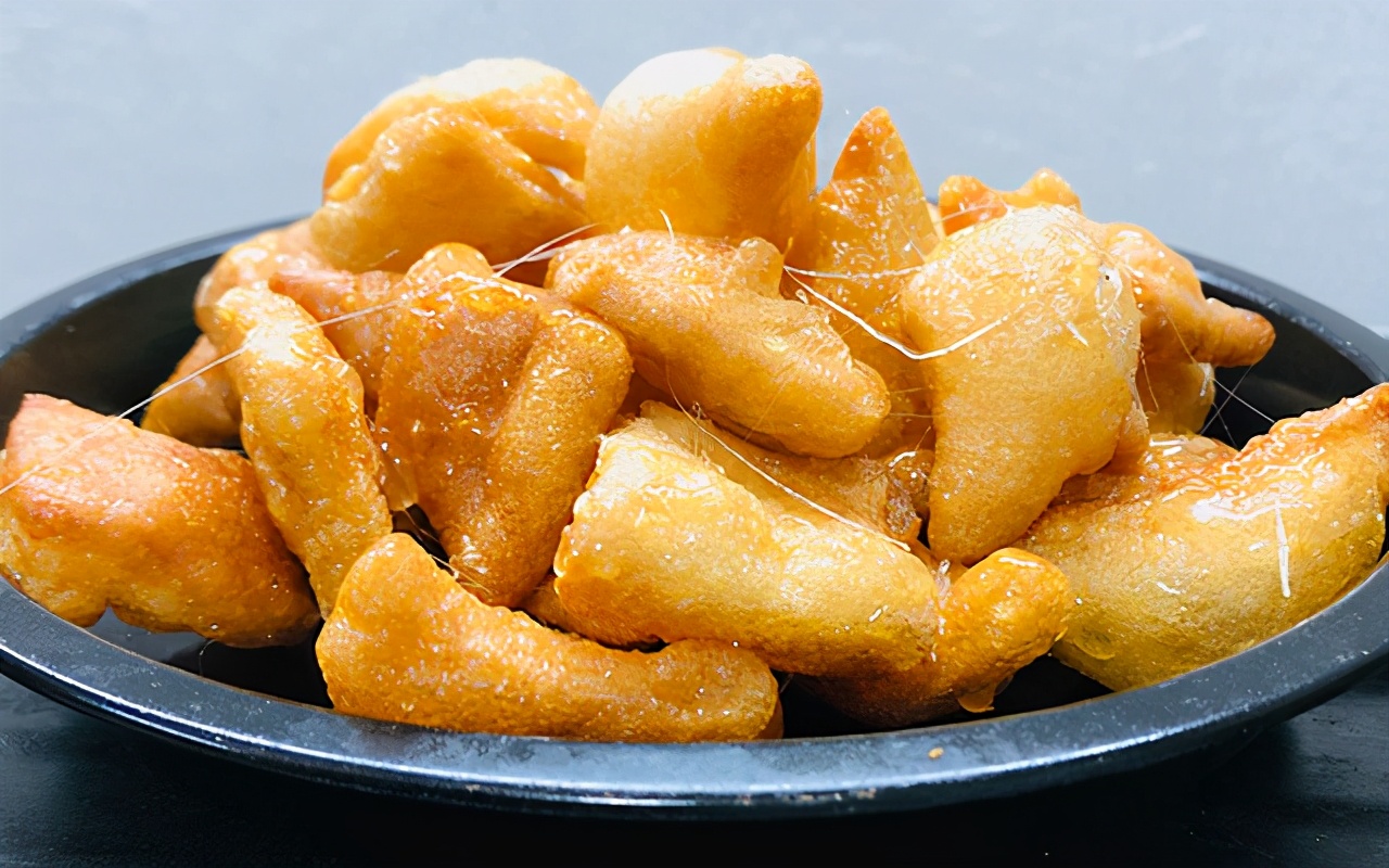 鸡蛋不要水煮了,教你做拔丝鸡蛋,个个鼓大泡,酥脆鲜香很好吃