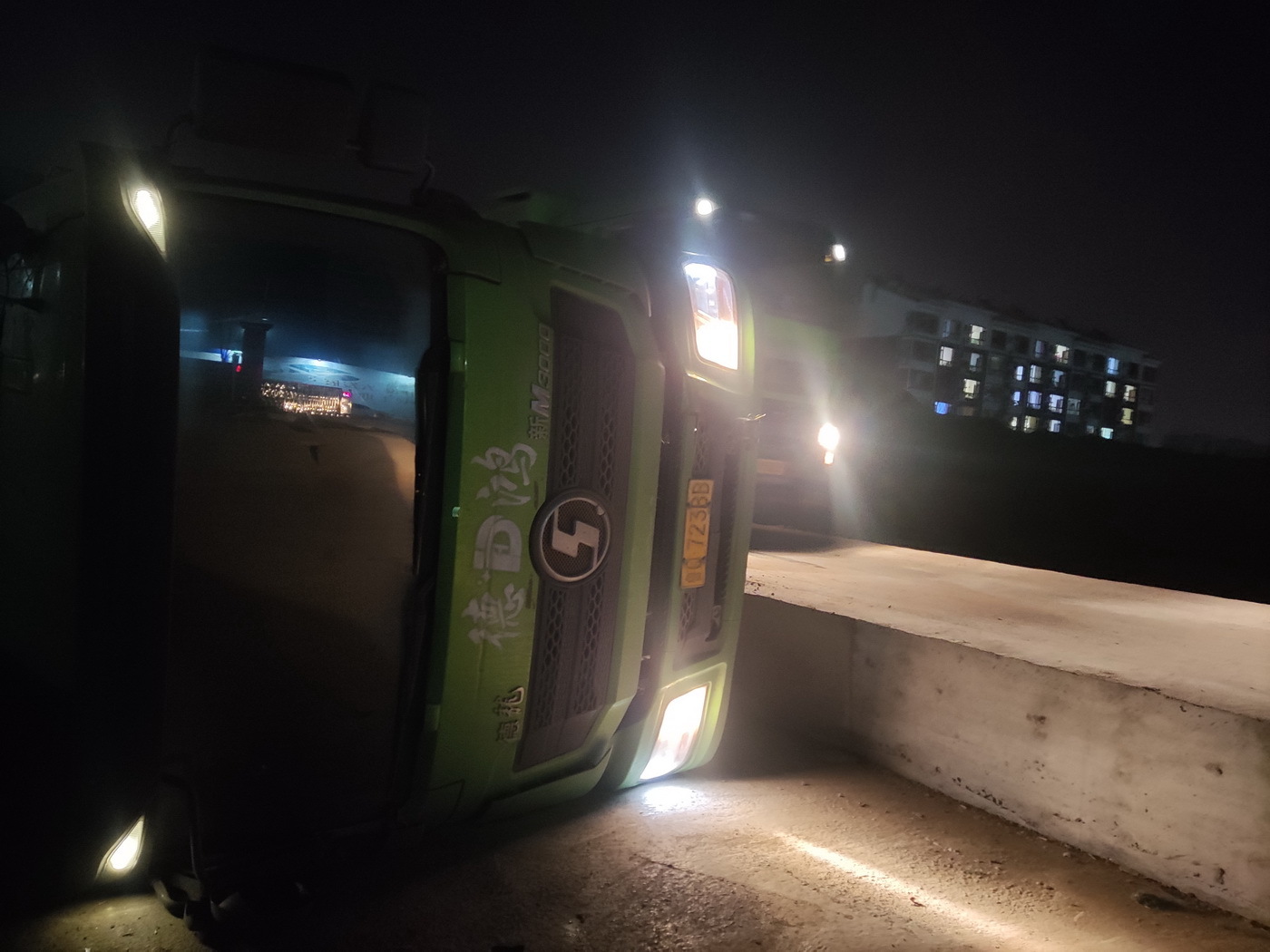 山东滨州:吾悦广场一工程车夜间倾覆 现场渣土飞扬