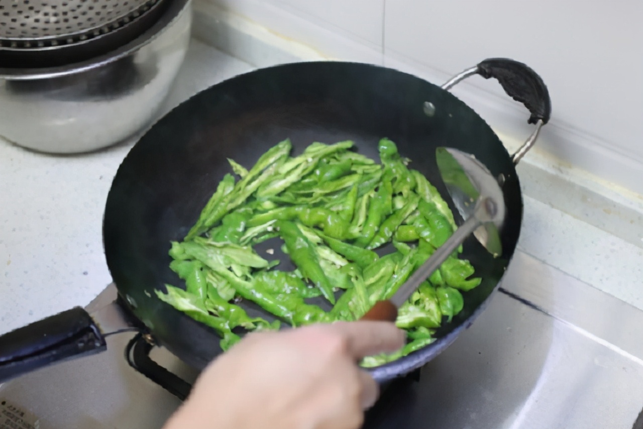 辣椒炒肉,先别急着把肉下锅,掌握这3点,就连辣椒都超级香