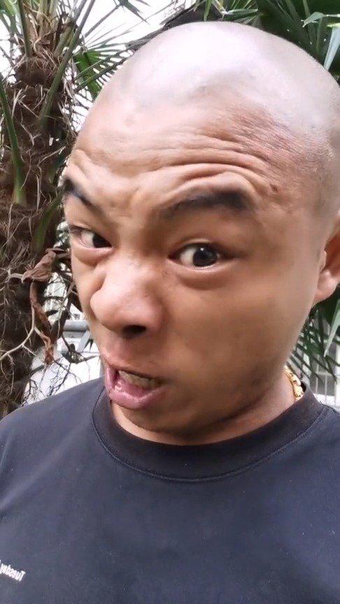 坏叔叔专治爱吃手的小朋友,看谁还敢把手放进嘴巴里!