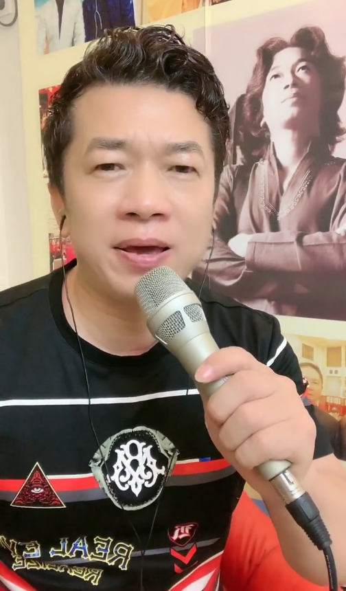 55岁陈星罕晒娇妻唱流浪歌爆红后遁入空门今收徒场面大