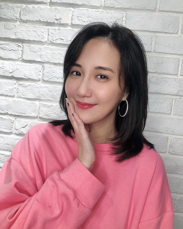 同时在宣布离婚之后,何妤玟还称依旧与前夫邵天成住在一起,而也正是