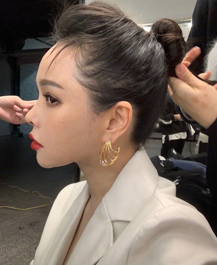 伊能静晒侧颜美照精致如芭比,小细节暴露53岁真实年龄