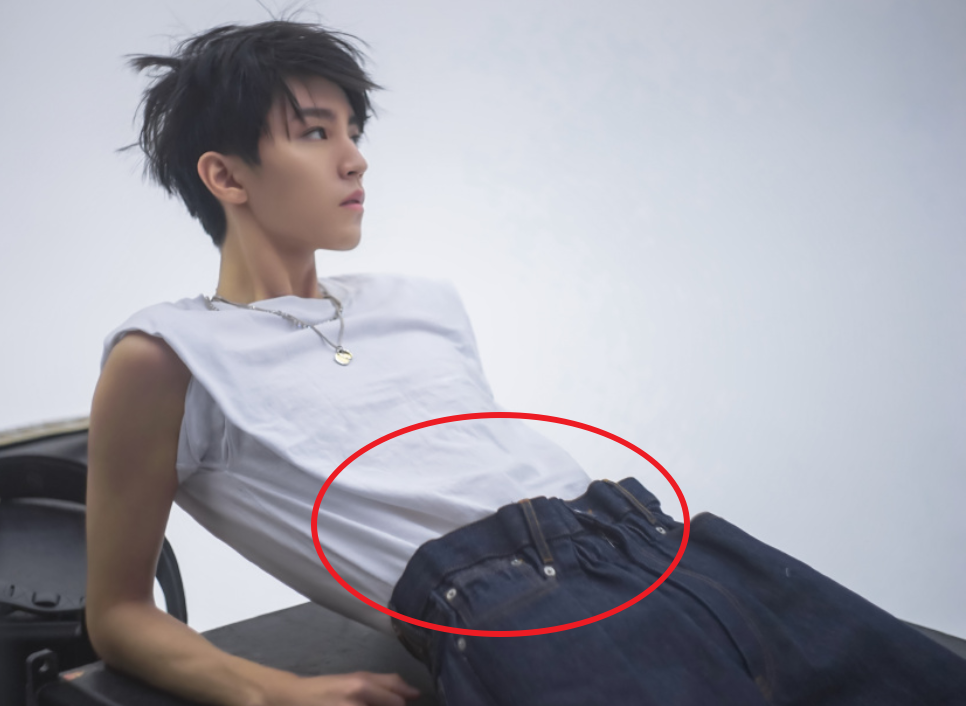 王俊凯生病后营业手臂肌肉线条成焦点腰围让人忍不住心酸