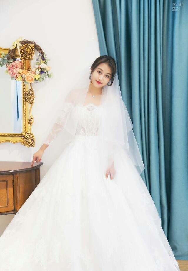 孙侨潞社交小号被扒出,曾晒出过婚纱照,与前男友亲密合影曝光