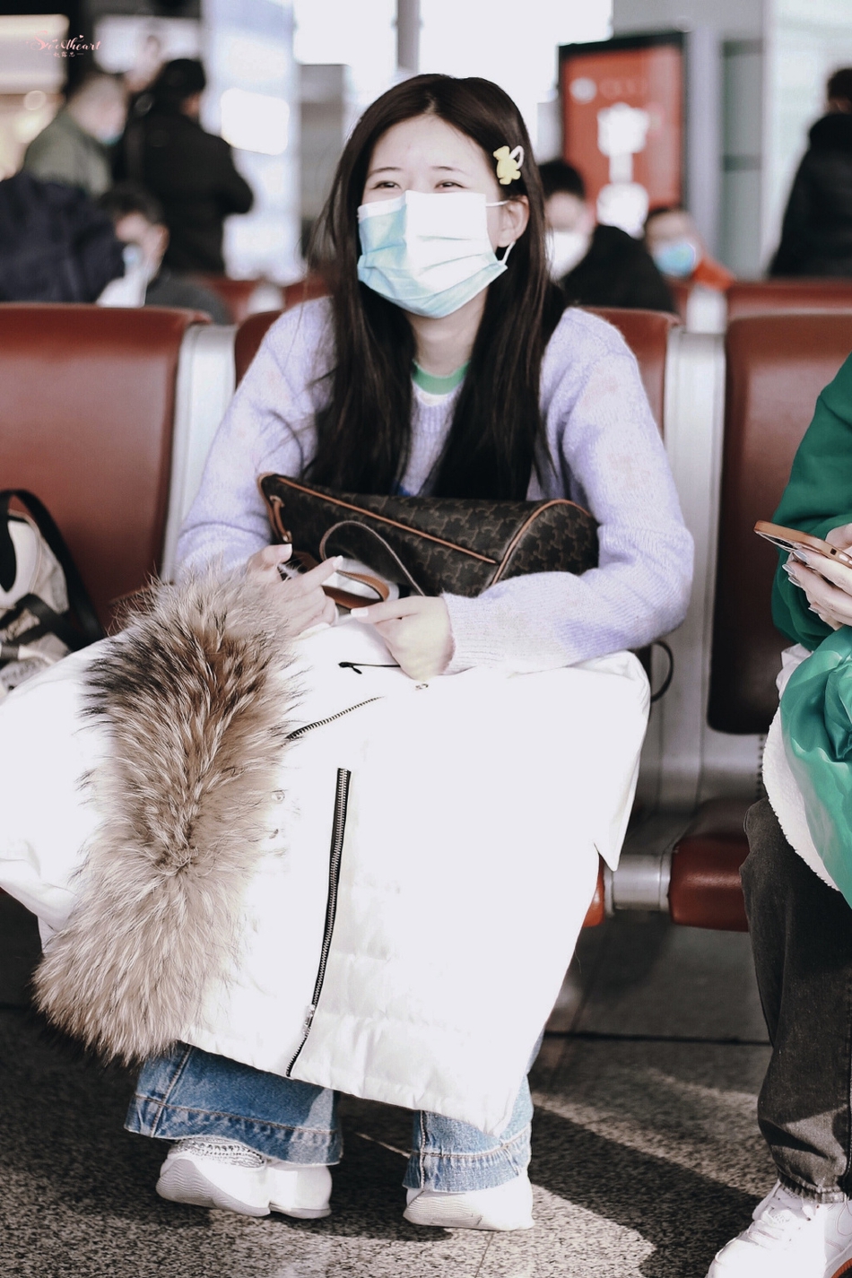 脸太小?赵露思现身机场"大口罩"引热议