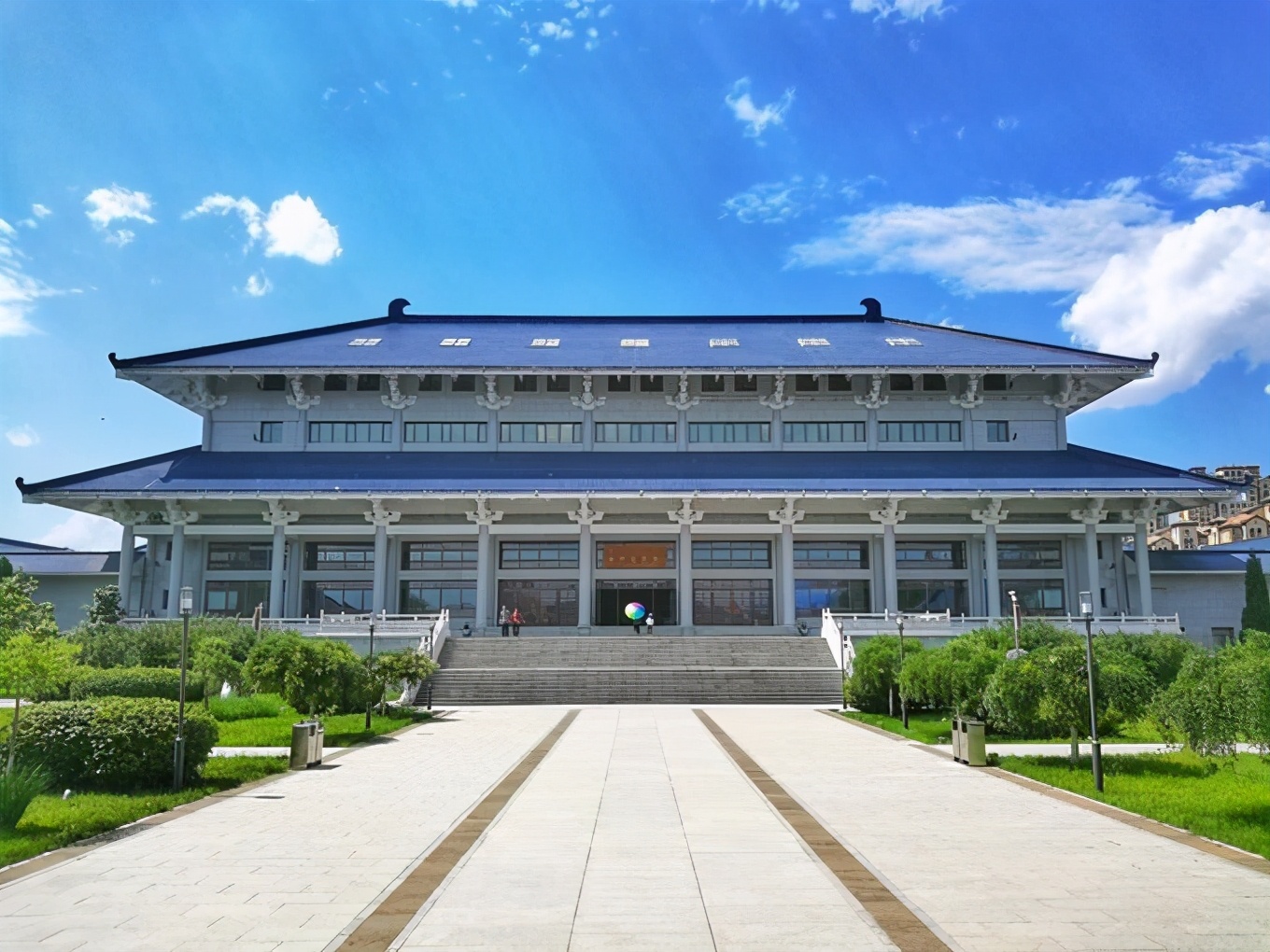 赤峰博物馆有个木俑俑膊上雕刻着一只鹰它是最真的海东青形象