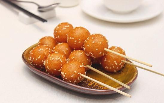 糖油果子又称天鹅蛋特色泽黄亮外酥内糯香甜可口