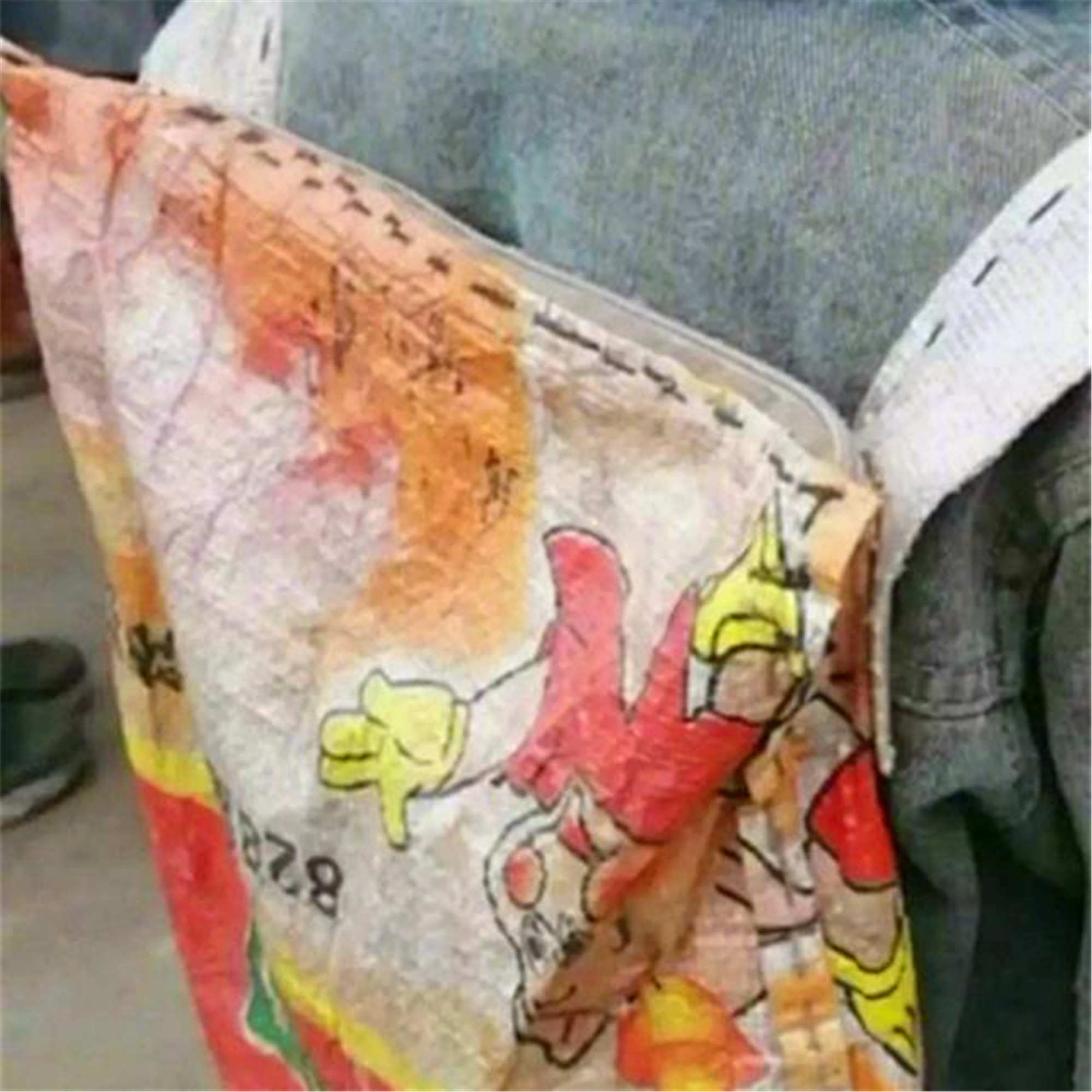 孩子背麻袋书包上学畏畏缩缩不敢入队表现惹人心疼